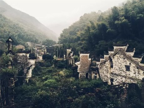 棲霞山居，溪流環(huán)繞在古村落捕魚看霞光