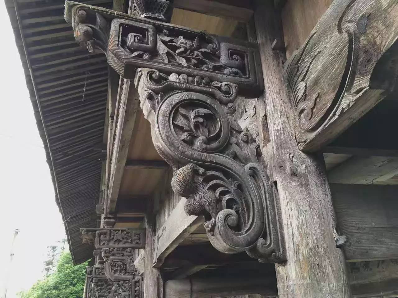 如隱·小佐居，半入溪水半入云