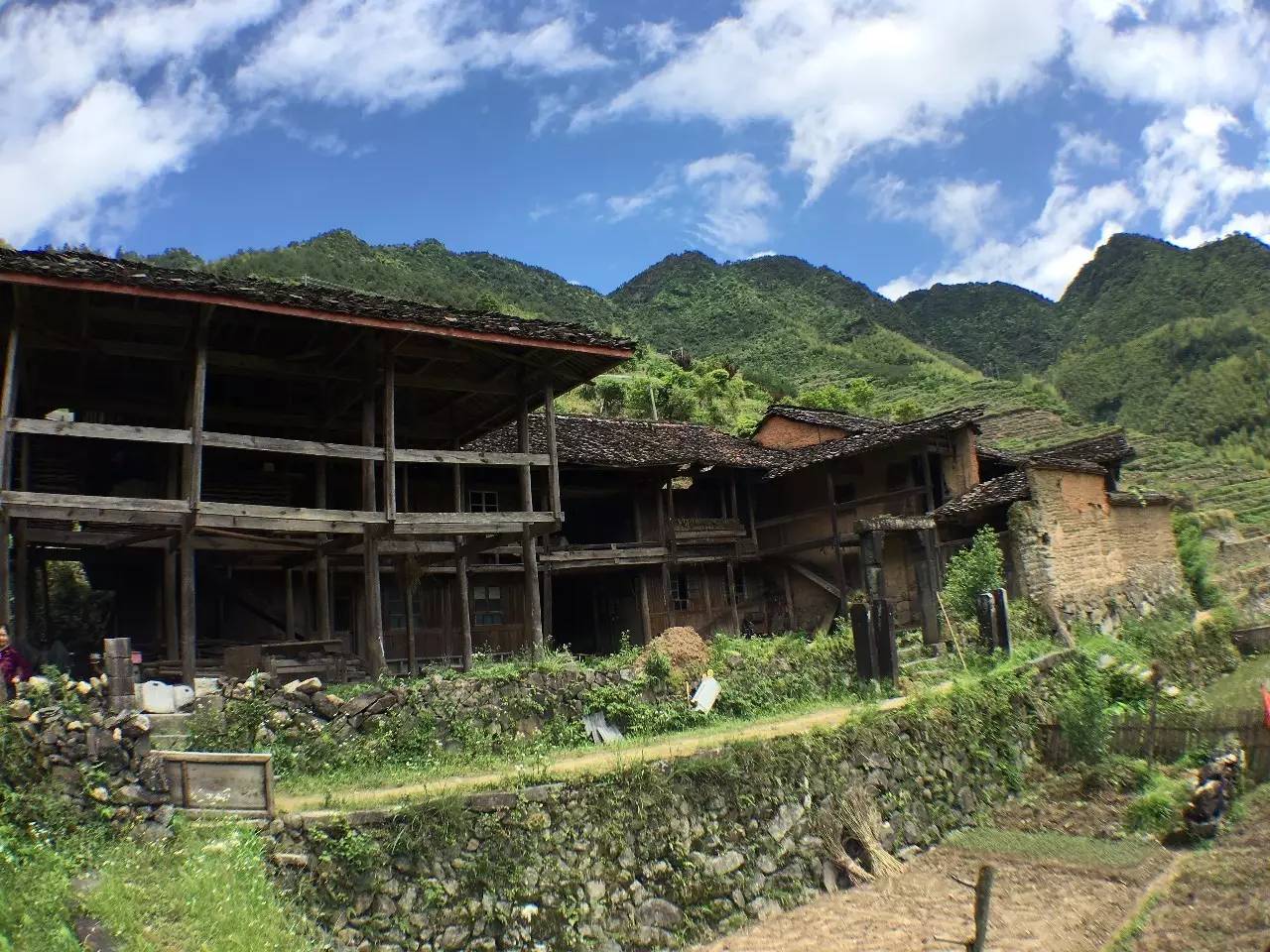 如隱·小佐居，半入溪水半入云