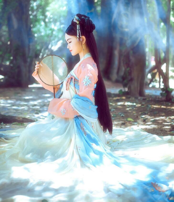 復(fù)古漢服齊胸襦裙，新款繡花漢服美女圖片