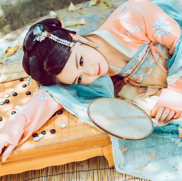 復(fù)古漢服齊胸襦裙，新款繡花漢服美女圖片