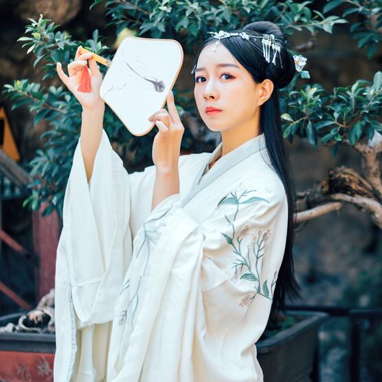 繡花漢服雙繞曲裾，雪紡大袖齊腰襦裙