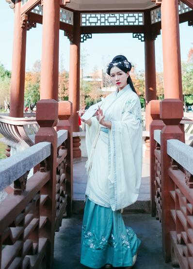 繡花漢服雙繞曲裾，雪紡大袖齊腰襦裙