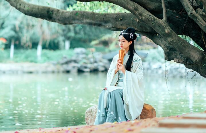 繡花漢服雙繞曲裾，雪紡大袖齊腰襦裙