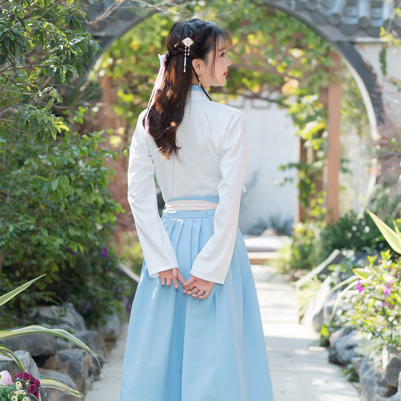 藍白古裝繡花漢服，改良漢服斜交齊腰襦裙