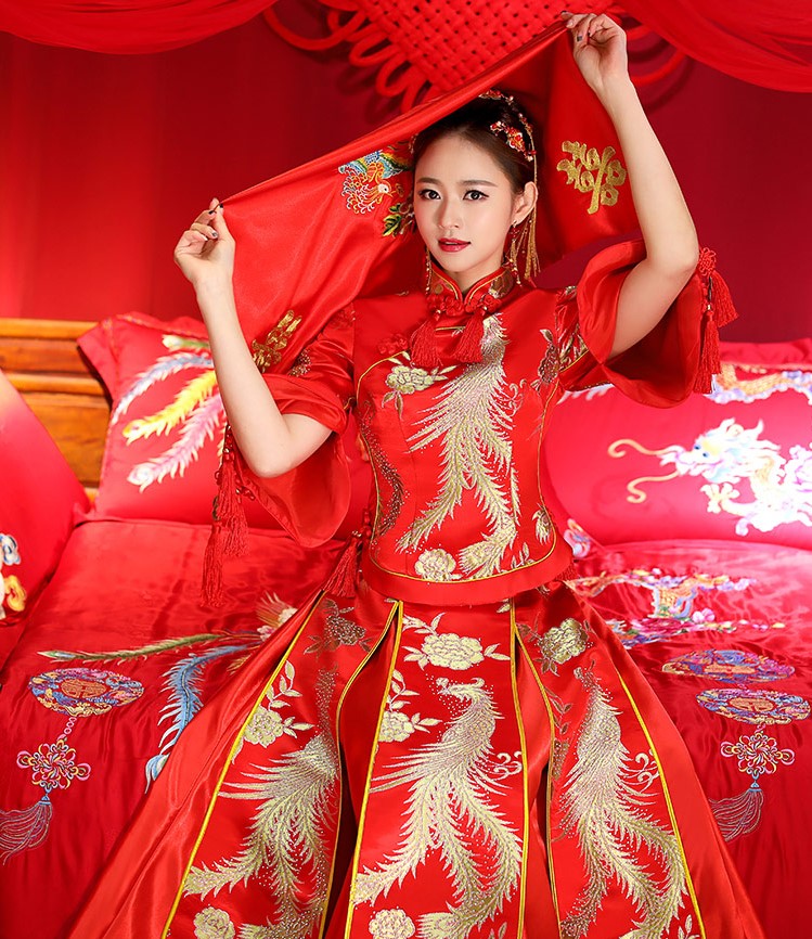 中式傳統(tǒng)新娘禮服，金絲刺繡中式禮服