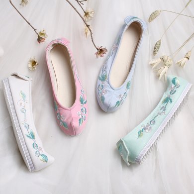 花朵刺繡翹頭鞋，復古民族風繡花鞋