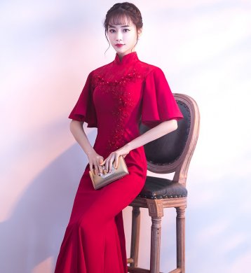 時(shí)尚喇叭袖口中式禮服，立體花朵魚尾晚禮服