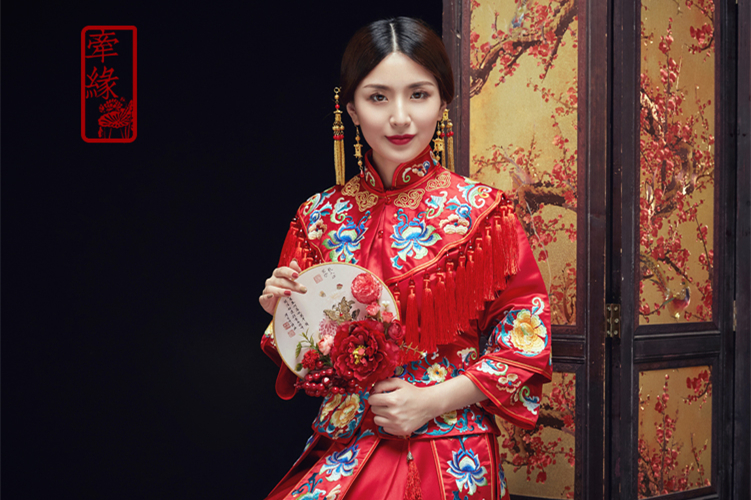 中式紅色長(zhǎng)袖新娘嫁衣，流蘇繡花牡丹禮服