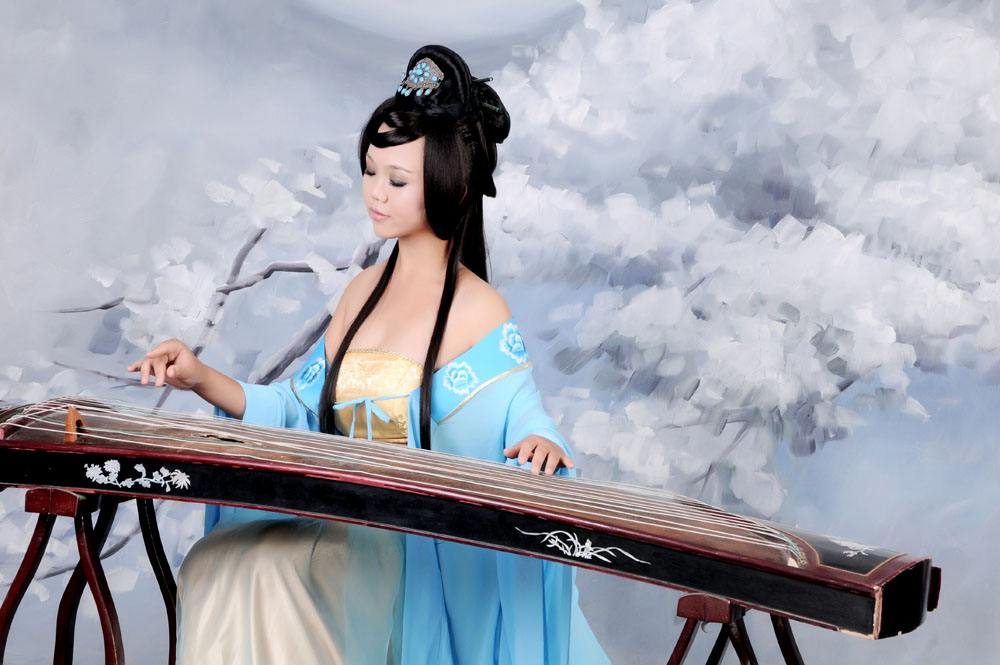 古色古香的古箏美女，靜靜傾聽古箏樂器語