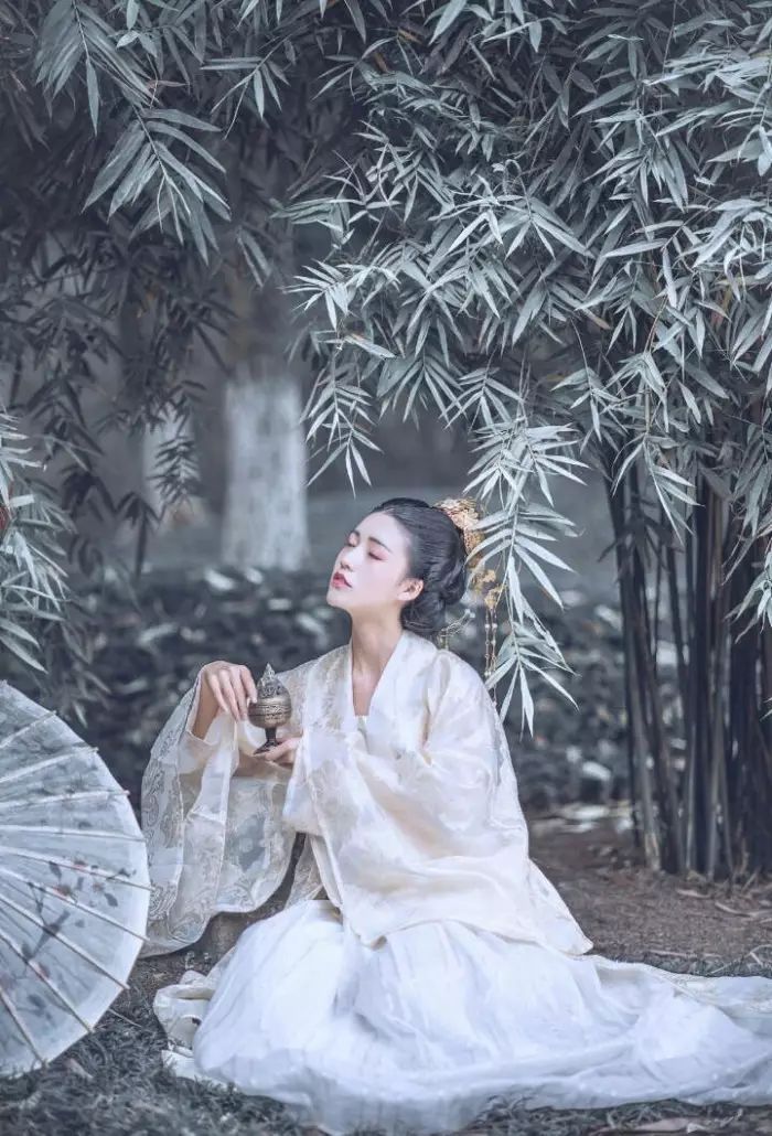 古裝攝影，山際見來煙，竹中窺落日