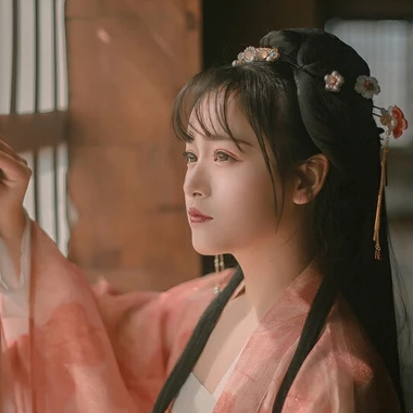 文藝粉紗裙帶傘女生頭像，唯美古風真人頭像