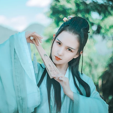 清風(fēng)徐來(lái)帶斗笠折扇女生頭像，唯美古風(fēng)頭像