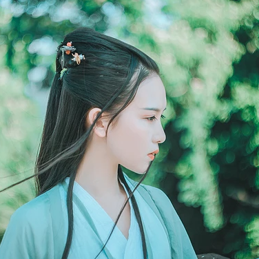 清風徐來帶斗笠折扇女生頭像，唯美古風頭像