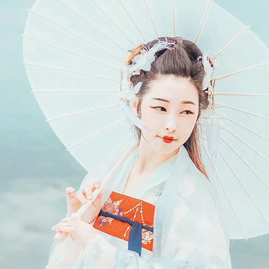 羽仙帶傘女生頭像，唯美古風(fēng)真人頭像