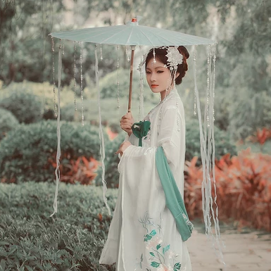 春風(fēng)撲面女生頭像，唯美古風(fēng)真人頭像