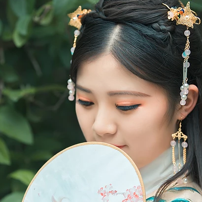 繡球花帶團扇女生頭像，唯美古風真人頭像