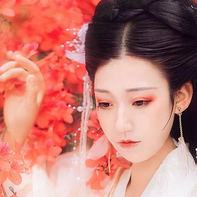 楓葉白衣帶團扇女生頭像，唯美古風(fēng)真人頭像
