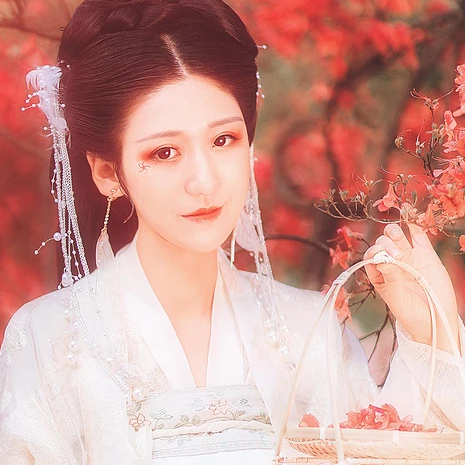 楓葉白衣帶團扇女生頭像，唯美古風(fēng)真人頭像