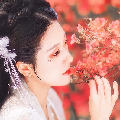 楓葉白衣帶團扇女生頭像，唯美古風(fēng)真人頭像