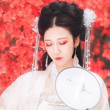 楓葉白衣帶團扇女生頭像，唯美古風真人頭像