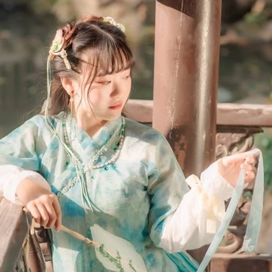 淡綠清新帶團(tuán)扇女生頭像，唯美古風(fēng)真人頭像