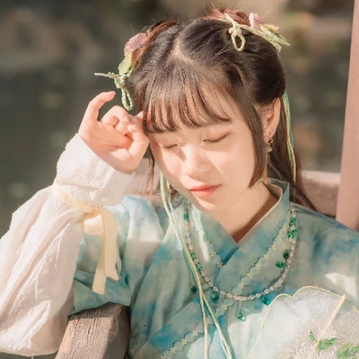 淡綠清新帶團(tuán)扇女生頭像，唯美古風(fēng)真人頭像