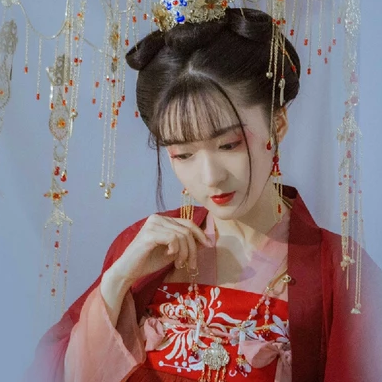 紅紗裙帶團(tuán)扇女生頭像，唯美古風(fēng)真人頭像