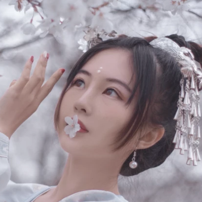 櫻落紛飛帶傘女生頭像，唯美古風(fēng)真人頭像