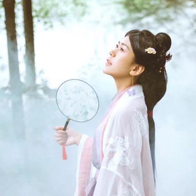 簡約帶團(tuán)扇女生頭像，唯美古風(fēng)真人頭像