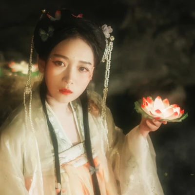 月夜蓮燈女生頭像，唯美古風(fēng)真人頭像