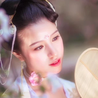 繁花浪漫帶團(tuán)扇女生頭像，唯美古風(fēng)真人頭像