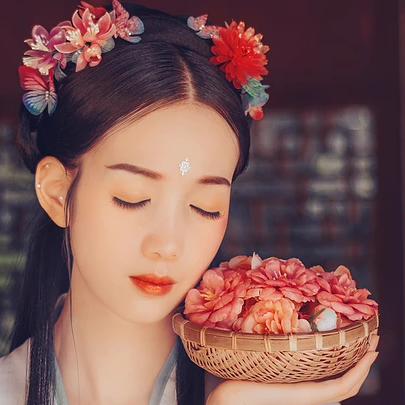 清新精致帶團(tuán)扇女生頭像，唯美古風(fēng)真人頭像
