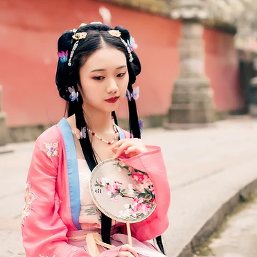 殷紅帶團扇女生頭像，唯美古風真人頭像