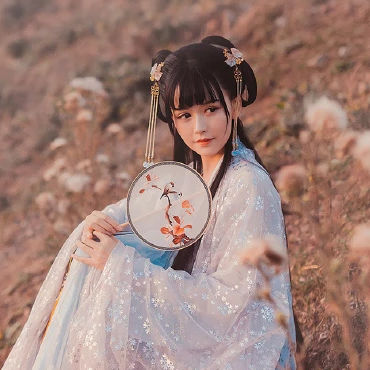 古典優(yōu)雅帶團(tuán)扇女生頭像，唯美古風(fēng)真人頭像