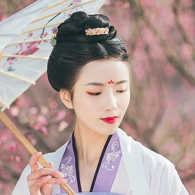 桃林探春帶傘女生頭像，唯美古風(fēng)真人頭像