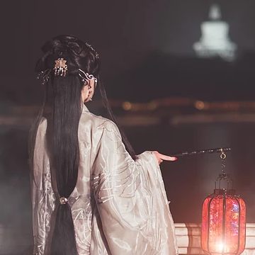 優(yōu)雅提燈品酒女生頭像，唯美古風真人頭像
