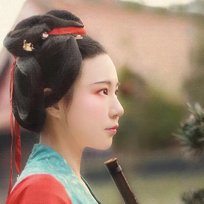 文藝吹笛女生頭像，唯美古風真人頭像