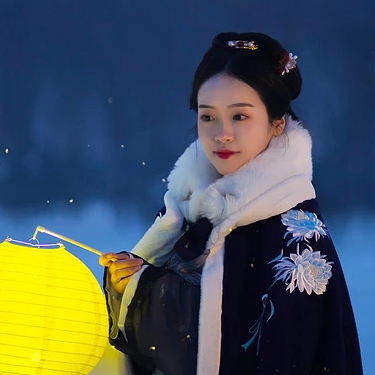 月夜下提燈女生頭像，唯美古風(fēng)真人頭像