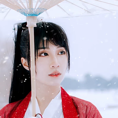 初雪紅衣俠客女生頭像，唯美古風真人頭像