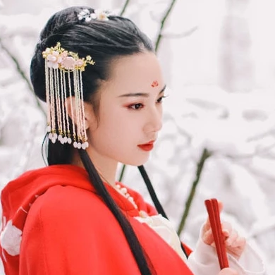 寒雪紅披風(fēng)女生頭像，唯美古風(fēng)真人頭像