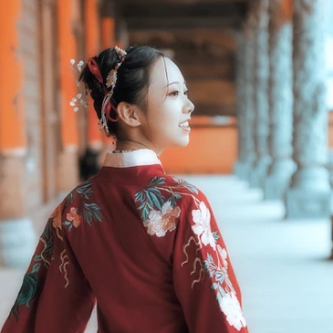 古典紅衣漢服帶團(tuán)扇女生頭像，唯美古風(fēng)頭像