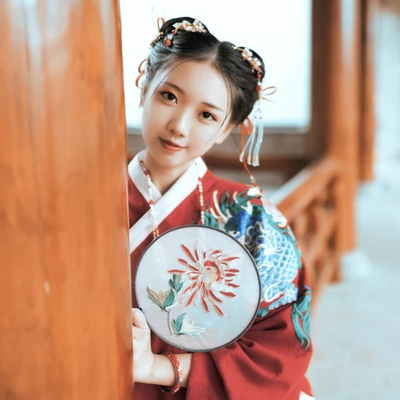 古典紅衣漢服帶團(tuán)扇女生頭像，唯美古風(fēng)頭像