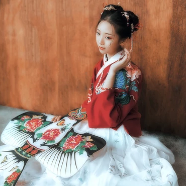 古典紅衣漢服帶團(tuán)扇女生頭像，唯美古風(fēng)頭像