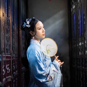 古典藍(lán)衣帶團(tuán)扇女生頭像，唯美古風(fēng)真人頭像