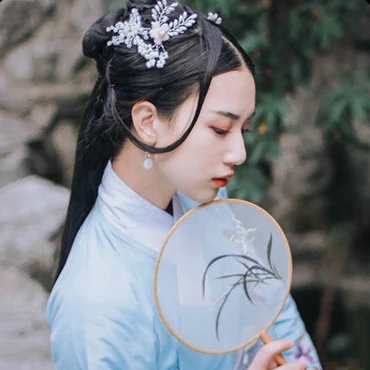 古典藍(lán)衣帶團(tuán)扇女生頭像，唯美古風(fēng)真人頭像