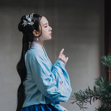 古典藍(lán)衣帶團(tuán)扇女生頭像，唯美古風(fēng)真人頭像