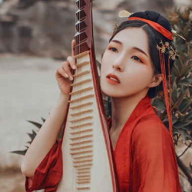 紅裳彈琵琶女生頭像，唯美古風(fēng)真人頭像