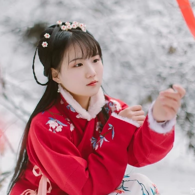 冰雪天地紅衣女生頭像，唯美古風(fēng)真人頭像