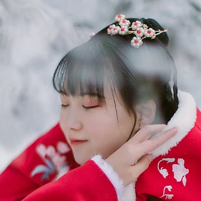 冰雪天地紅衣女生頭像，唯美古風(fēng)真人頭像